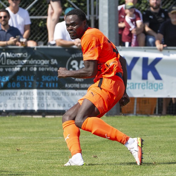 Servette&#039;s forward Dimitri Oberlin, right, scores the 0:3 against Saint-Prex&#039;s goalkeeper Roland Muller, left, during the Swiss Cup first Round between FC Amical Saint-Prex and Servette FC,  ...