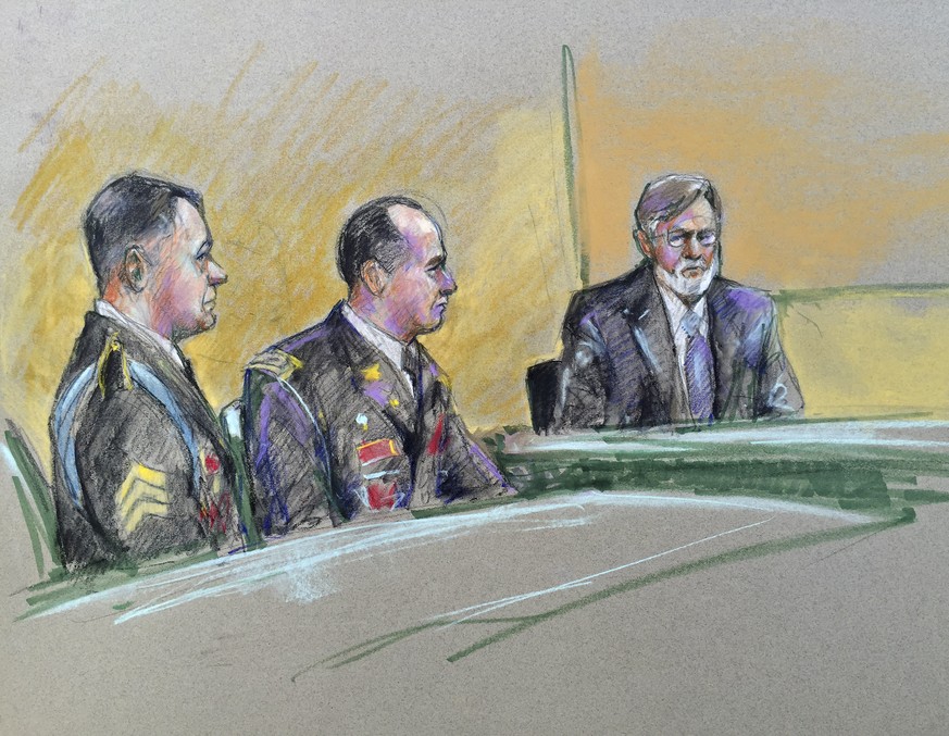 Gerichtszeichnung: Bergdahl (ganz links) mit seinem Verteidiger.
