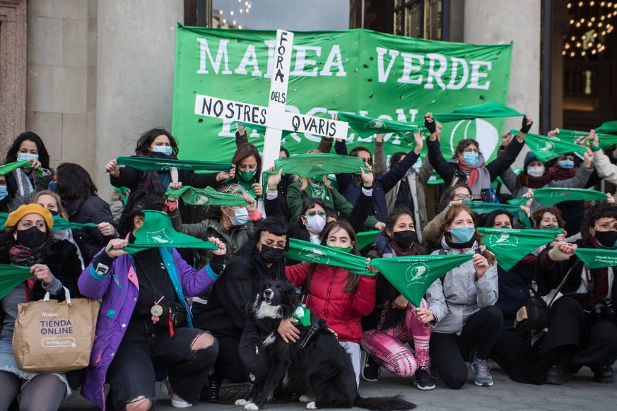 December 29, 2020, Barcelona, Catalonia, Spain: Group of women from Marea Verde are seen in front of the Argentine consulate..The Argentine movement, Green Tide Marea Verde, makes a call in front of t ...