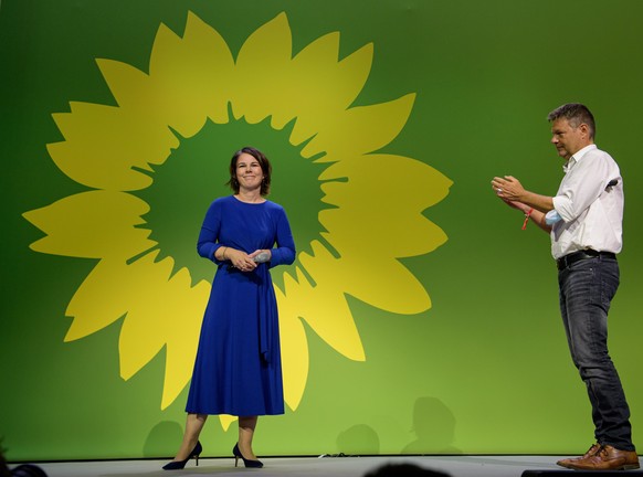 epaselect epa09490302 Annalena Baerbock, chancellor candidate of the German Greens Party, and Robert Habeck, co-leader of the German Greens Party react to initial results at the Green party (Alliance  ...