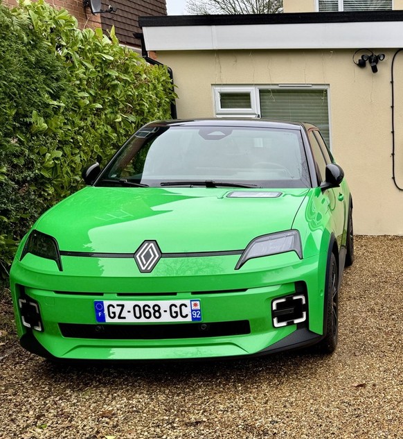 Das Elektroauto Renault 5 gibt es in der Schweiz ab 25&#039;000 Franken.