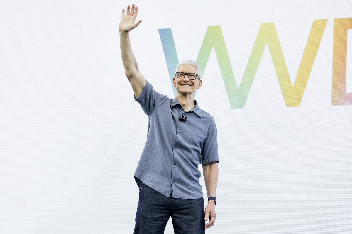 epa12166625 Apple CEO Tim Cook acknowledges the crowd while walking on stage during the 2025 Apple Worldwide Developers Conference (WWDC) on the campus of Apple Park in Cupertino, California, USA 09 J ...