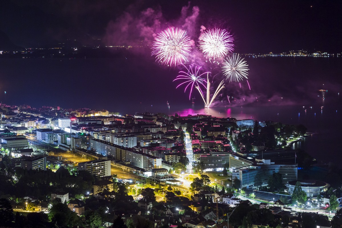 Le feu d'artifice du 1er aout au dessus de Vevey a l'occasion de la fete nationale suisse, ce lundi 1er aout 2016. En bas a droite le siege administratif Nestle. (KEYSTONE/Cyril Zingaro)