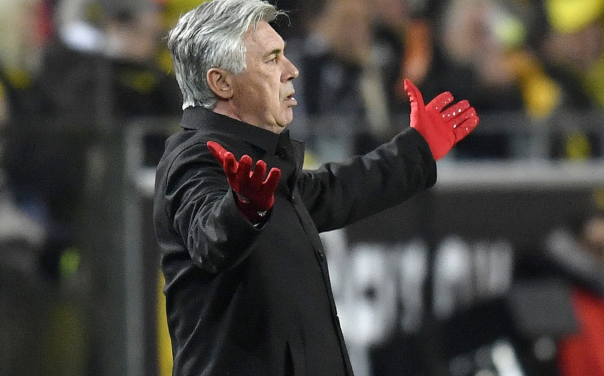 Bayern's head coach Carlo Ancelotti reacts during the German Bundesliga soccer match between Borussia Dortmund and Bayern Munich in Dortmund, Germany, Saturday, Nov. 19, 2016. (AP Photo/Martin Me ...