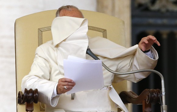 A gust of wind blows Pope Francis&#039; mantle as he speaks during his weekly audience in Saint Peter&#039;s Square at the Vatican November 5, 2014. REUTERS/Stefano Rellandini (VATICAN - Tags: RELIGIO ...