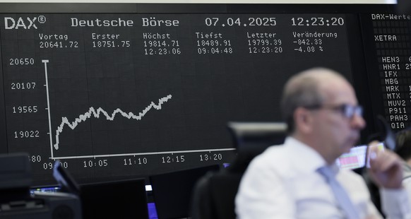 epa12015469 A view of the DAX Performance Index graph inside the Frankfurt Stock Exchange, in Frankfurt am Main, Germany, 07 April 2025. The German stock market opened with a decline of ten percent am ...