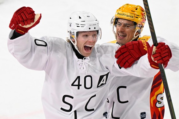 Tigers Flavio Schmutz, Torschuetze zum 5:2 und Tigers PostFinance Top Scorer Andre Petersson, rechts, jubeln beim Eishockey-Qualifikationsspiel der National League, zwischen den SCL Tigers und dem HC  ...