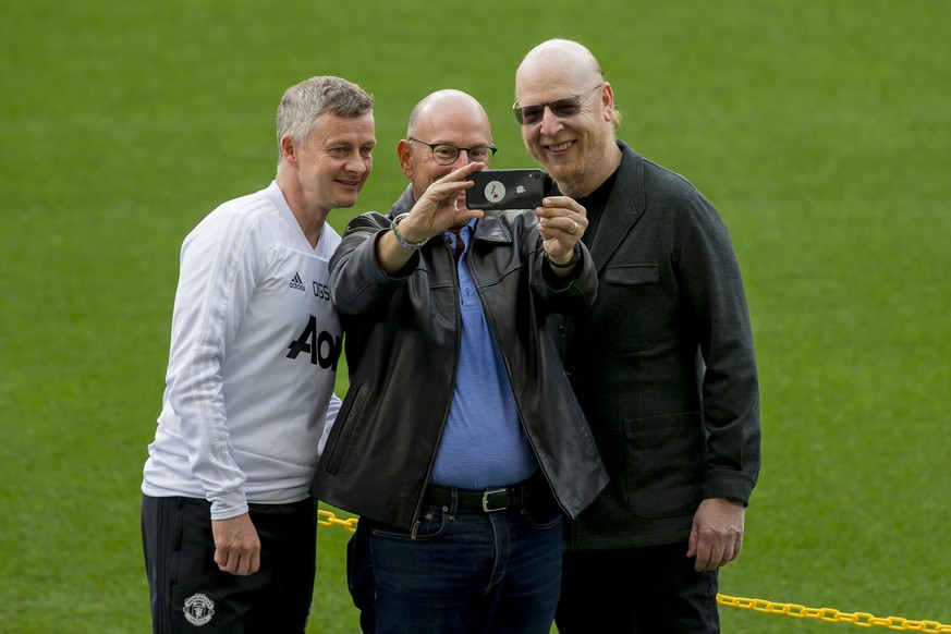 Manchester United&#039;s coach Ole Gunnar Solskjaer, left, takes a selfie with Manchester United owners Joel Glazer, centre, and Avram Glazer during the training session at the at the Camp Nou stadium ...