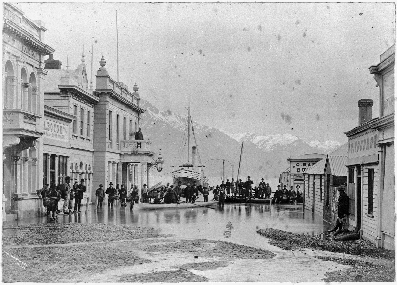 Hochwasser dämpft die Ballarat Street in Queenstown, Neuseeland - 1878.