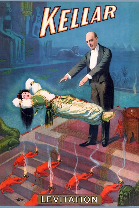 Während dieses „Goldenen Zeitalters der Zauberei“ nutzten Künstler wie Harry Houdini und Howard Thurston lebendige Lithografien, um sich selbst zu überlebensgroßen Ikonen zu machen. Diese Plakate ware ...