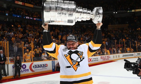Mark Streit gewinnt mit den Pittsburgh Penguins als erster Schweizer Feldspieler den Stanley Cup. Zwar spielt der Berner in der Finalserie gegen die Nashville Predators keine einzige Minute, doch das ist egal: Sein Name steht ab sofort auf dem berühmtesten Hockey-Pokal der Welt.