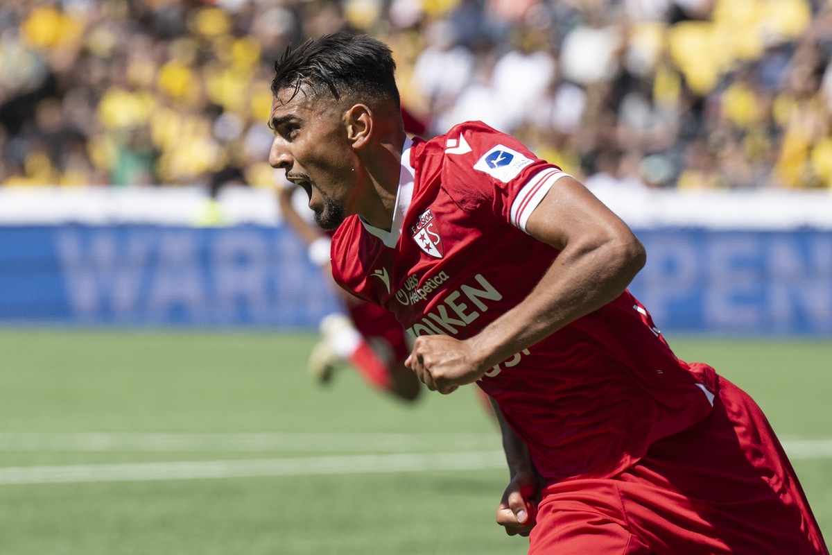 Sions Ilyas Chouaref feiert seinen Treffer zum 1-2 im Fussball Meisterschaftsspiel der Super League zwischen den Berner Young Boys und dem FC Sion, am Sonntag, 21. Juli 2024, im Wankdorf Stadion in Be ...