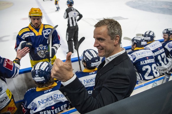 Die Zuger mit Head Coach Dan Tangnes, mitte, feiern den Schweizermeister Titel nach dem Spiel 3 des Playoff 1/2 Finalspiel der Eishockey Meisterschaftsspiel der National League zwischen dem EV Zug und ...