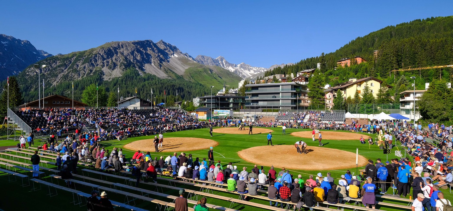 Die Schwing-Arena um acht Uhr morgens beim Anschwingen, beim Buendner-Glarner Kantonalschwingfest auf der Sportanlage Ochsabuel, am Sonntag, 17. Juni 2018, in Arosa. (KEYSTONE/Eddy Risch)