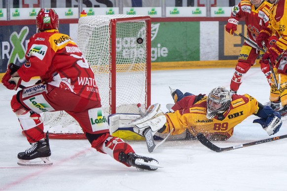 Biels Damien Brunner, links, trifft gegen Langnaus Torhueter Robert Mayer zum 7-3 im Eishockey Meisterschaftsspiel der National League zwischen dem EHC Biel und den SCL Tigers, am Donnerstag, 27. Janu ...