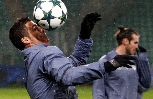 Football Soccer - Real Madrid training - Stadion Wojska Polskiego - Warsaw, Poland - 1/11/16. Real Madrid players Cristiano Ronaldo and Gareth Bale attend a training session before their match with Le ...