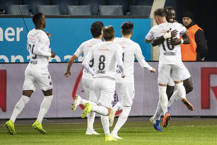 Jubel bei den Spielern des Servette FC mit Torschuetze Grejohn Kyei, rechts, im Super League Spiel zwischen dem FC Luzern und dem Servette FC, am Samstag, 9. November 2019 in der Swisspor Arena in Luz ...