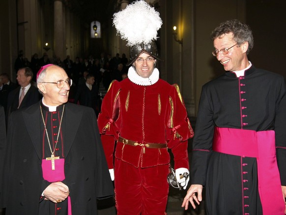 Amtsantritt von Daniel Rudolf Anrig, neuer Kommandant der Schweizer Garde, mitte, mit Monsignore Fernado Filoni, vom Staatssekretariat, links und dem Schweizer Garde Kaplan Alain de Raemy, rechts,am S ...