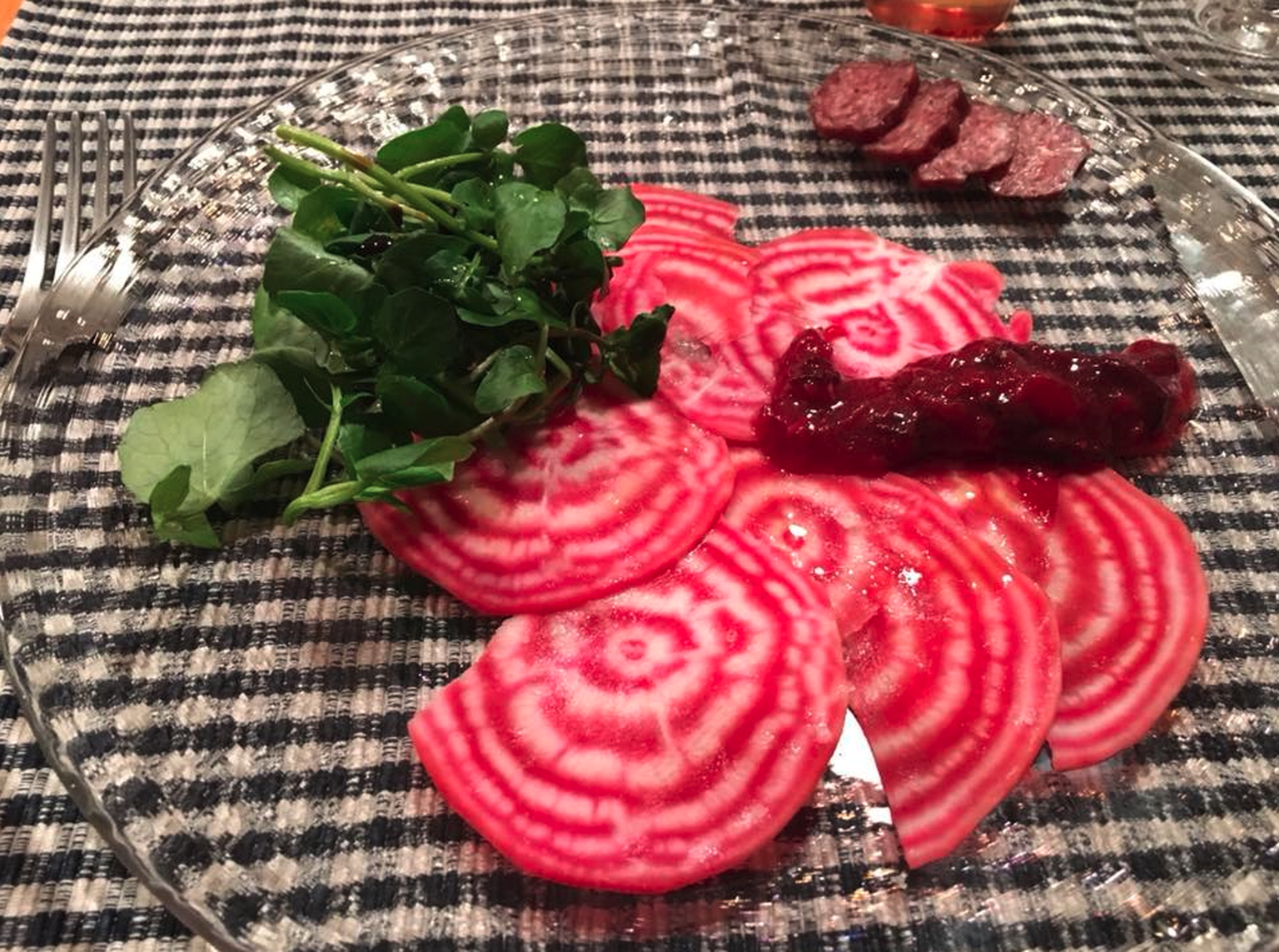 Eine Eigenkreation: Carpaccio von Chioggia Randen mit Brunnenkressesalat und Zwetschgen-Carpaccio.