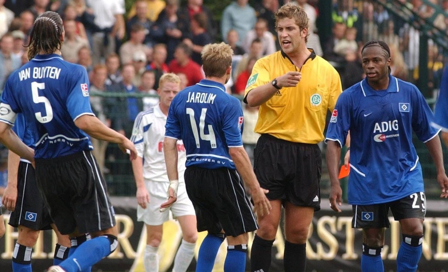 Robert Hoyzer (2.v.re.) mit HSV-Spielern 08/04 h