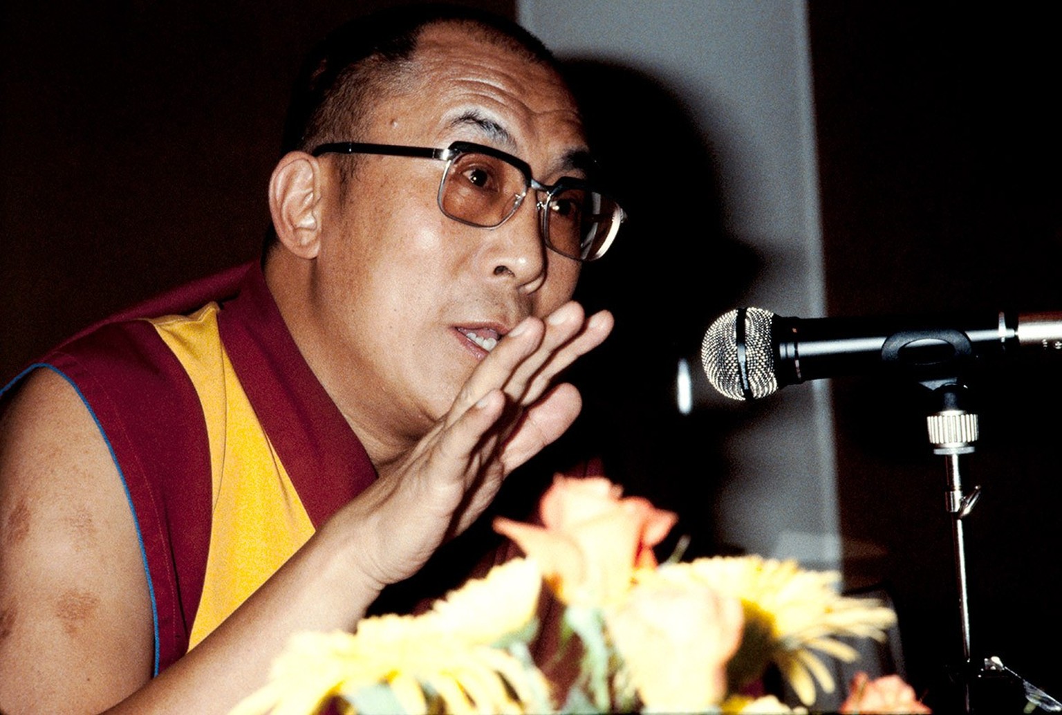 Der Dalai Lama bei einer Pressekonferenz in Genf, 1983.
https://permalink.nationalmuseum.ch/100643170