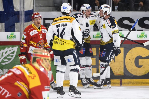 Ambris Dominic Zwerger, Mitte, jubelt nach seinem Tor (1-1) mit Ambris Gicome Dal Pian, und Ambris Dario Rohrbach, rechts, an der Seite von Biels Goalie Jonas Hiller, und Biels Anssi Salmela, beim Eis ...