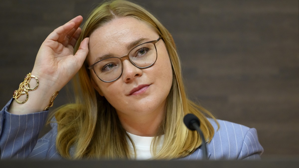 La conseillere d'Etat du canton de Vaud Valerie Dittli parle lors d'une conference de presse sur la presentation d'un avis de droit independant relatif au respect des garanties procedur ...