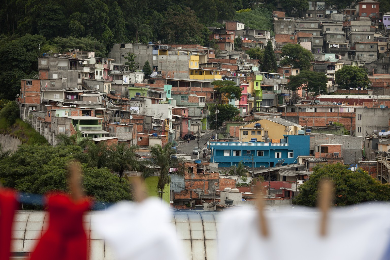 Das Favela Monte Azul in Sao Paulo mit dem Geburtshaus Casa Angela (mittig), das von Save the Children gegründet wurde.