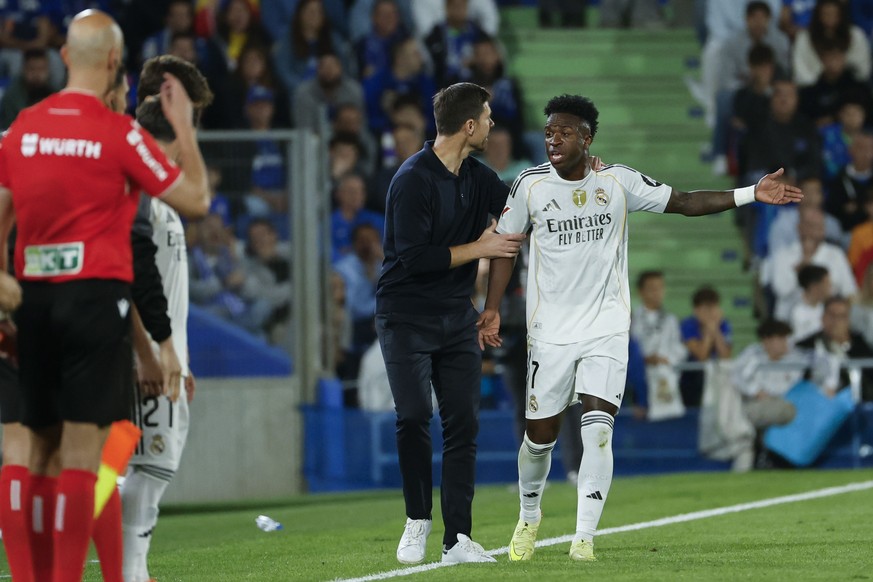 epa12465850 Real Madrid&#039;s head coach Xavi Alonso interacts with his player Vinicius Junior (R) during the Spanish LaLiga soccer match between Getafe CF and Real Madrid in Getafe, Spain, 19 Octobe ...