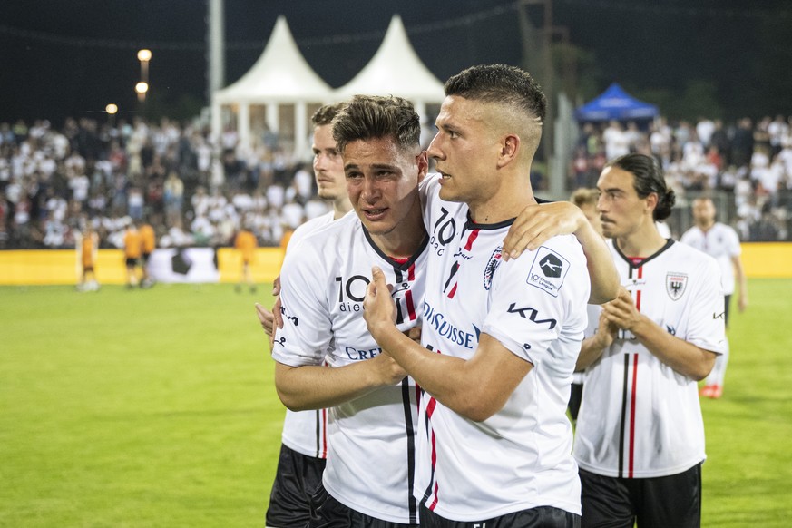 Enttaeuschte Aarauer nach ihrer Niederlage in der Fussball Challenge League zwischen dem FC Aarau und dem FC Vaduz im Stadion Bruegglifeld in Aarau, am Samstag, 21. Mai 2022. (KEYSTONE/Ennio Leanza)