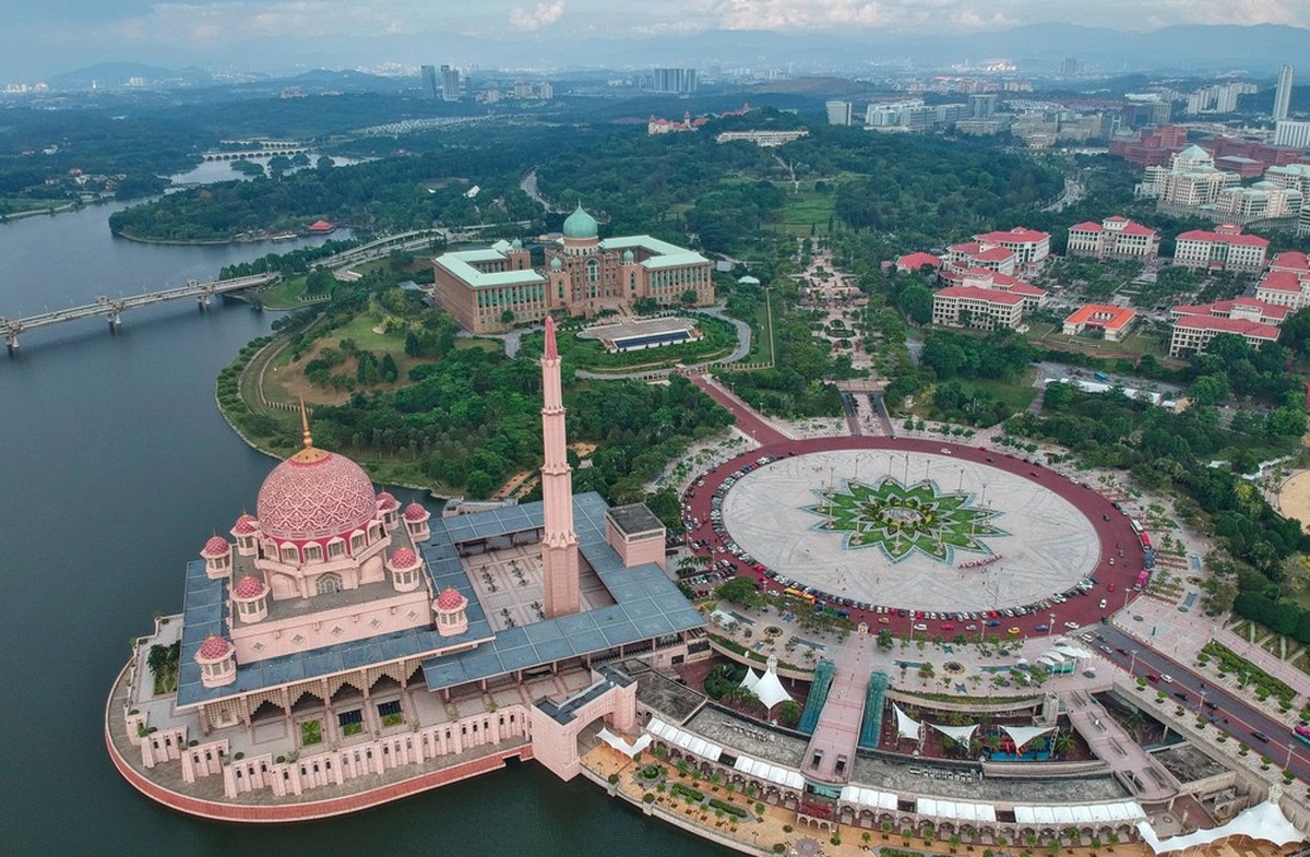 Photo aérienne des monuments célèbres de Putrajaya et du plus grand rond-point du monde