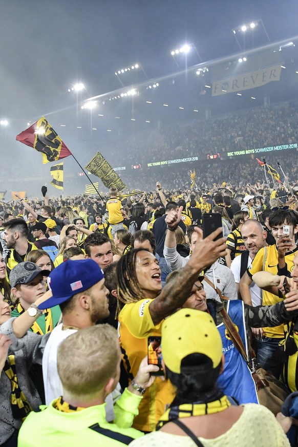 YB Fans feiern mit YB Spieler Kevin Mbabu, Mitte, den Meistertitel nach dem Fussball Meisterschaftsspiel der Super League zwischen den Berner Young Boys und dem FC Luzern, am Samstag, 28. April 2018,  ...