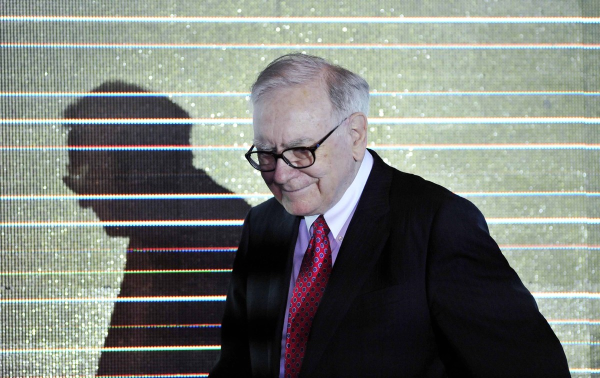 100927 -- SHENZHEN, Sept. 27, 2010 Xinhua -- Warren Buffett attends an event hosted by BYD, the fast growing Chinese electric car producer he has invested in, in Shenzhen, south China s Guangdong Prov ...