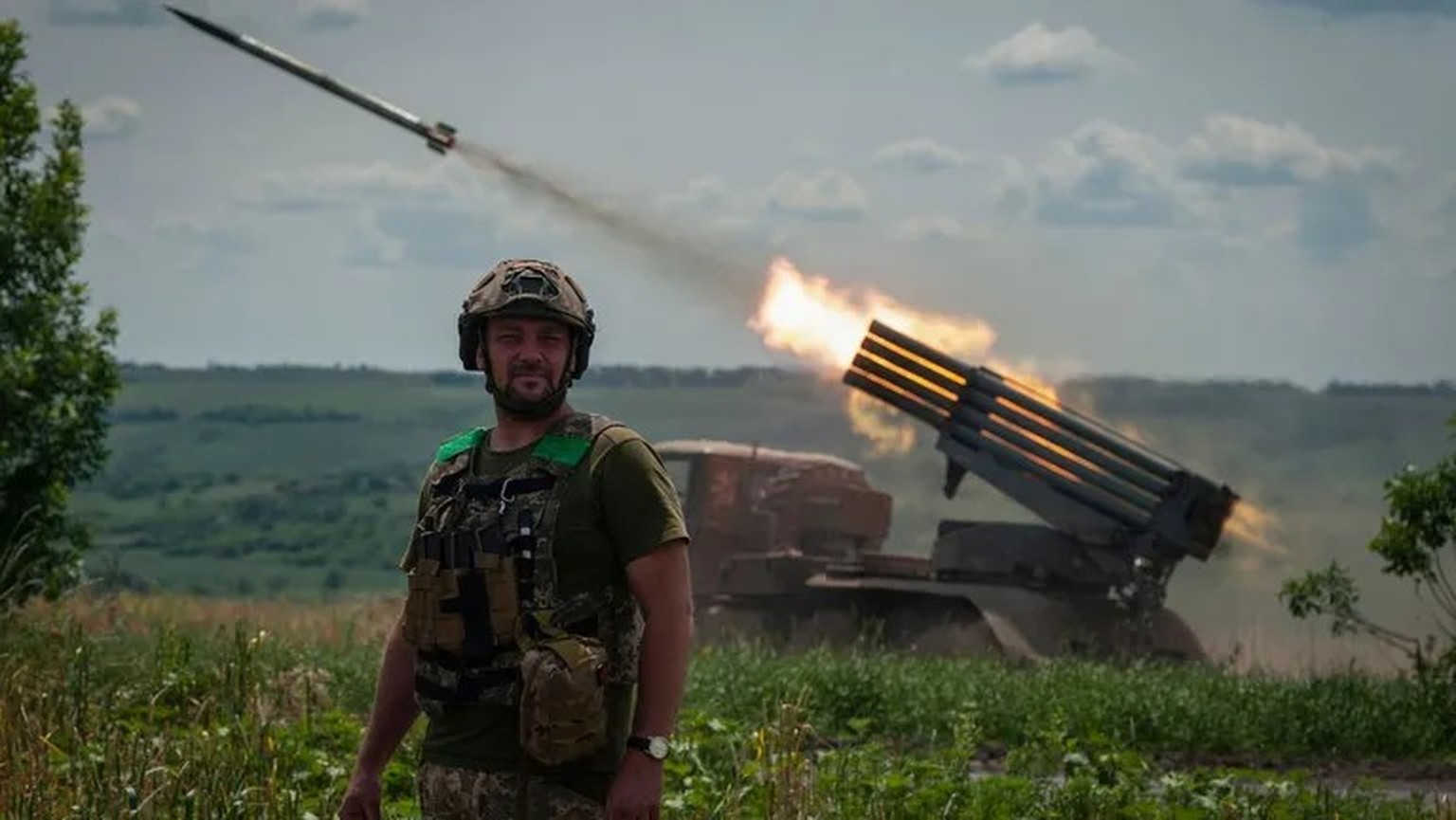 Eine ukrainische MSLR BM-21 «Grad» feuert auf russische Stellungen in der Nähe von Bachmut.