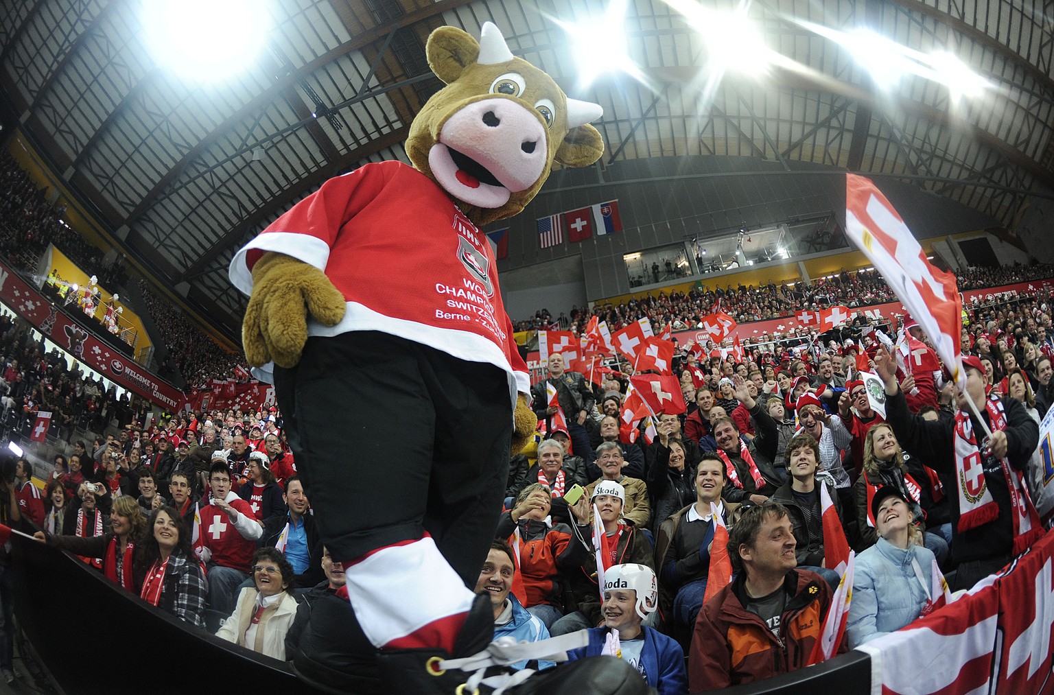 *** ARCHIV *** Bern, 30.04.2009, Makottche Cooly macht Stimmung im Stadion © Melanie Duchene/EQ Images