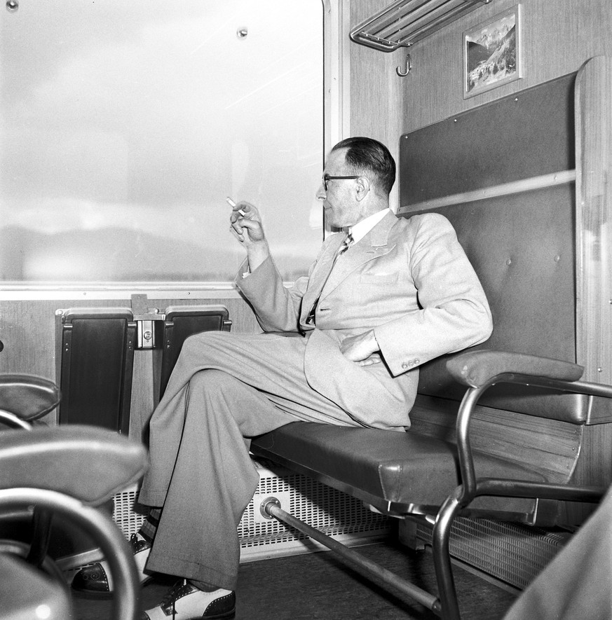 Die gepolsterten 3. Klasse-Wagen der SBB, aufgenommen im Juli 1951. (KEYSTONE/PHOTOPRESS-ARCHIV/Str)