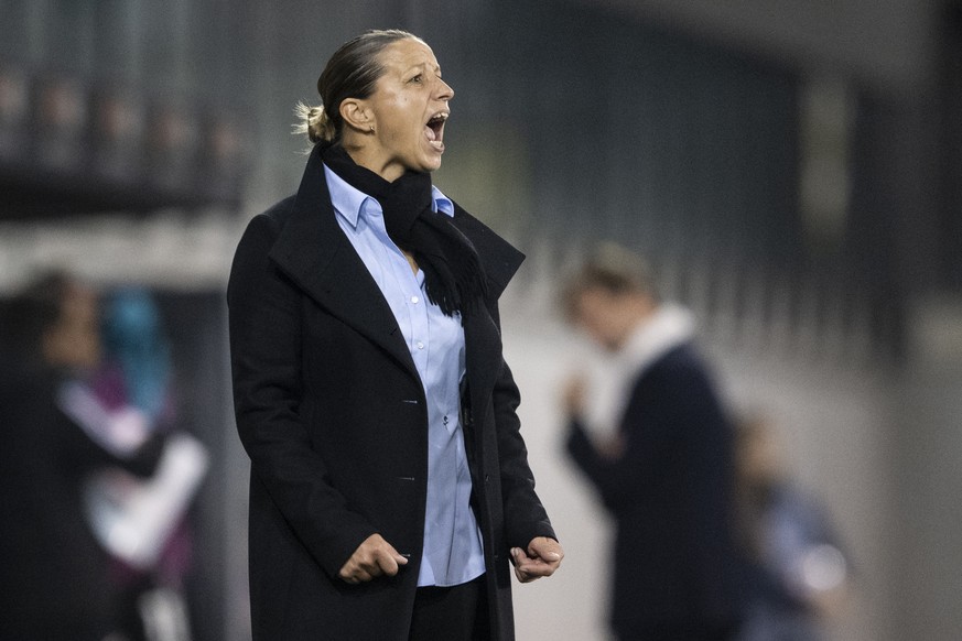 ARCHIVBILD ZUR NEUEN TRAINERIN DES SFV-FRAUENTEAMS --- FCZ coach Inka Grings reacts during the UEFA Women&#039;s Champions League soccer match between Switzerland&#039;s FC Zuerich and Italy&#039;s Ju ...