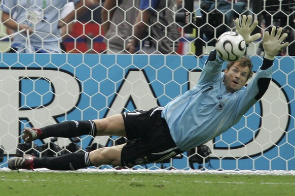 ARCHIV - ZU DEN RUECKBLICKEN AUF DIE WM 1998, 2002 UND 2006 STELLEN WIR IHNEN FOLGENDES BILDMATERIAL ZUR VERFUEGUNG - Germany goalie Jens Lehmann (1) makes the final save in the 4-2 shootout win in th ...