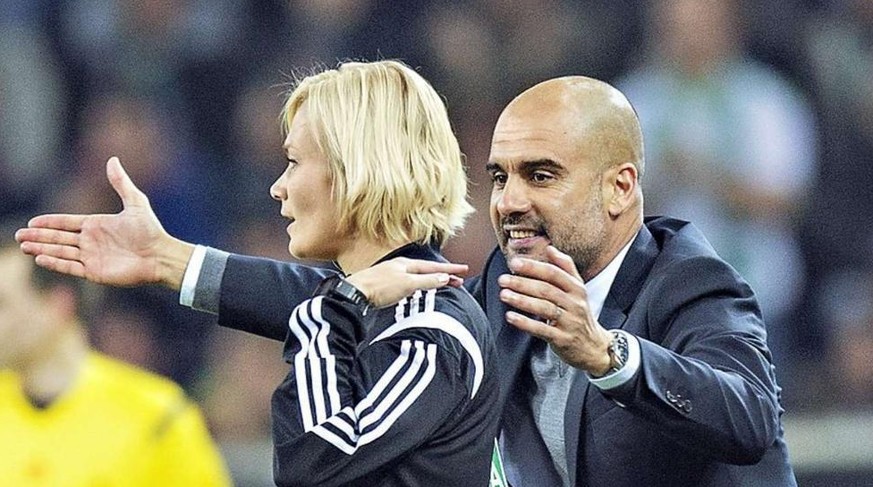 «Can't touch this!» Bibiana Steinhaus lässt Pep Guardiola eiskalt abblitzen.