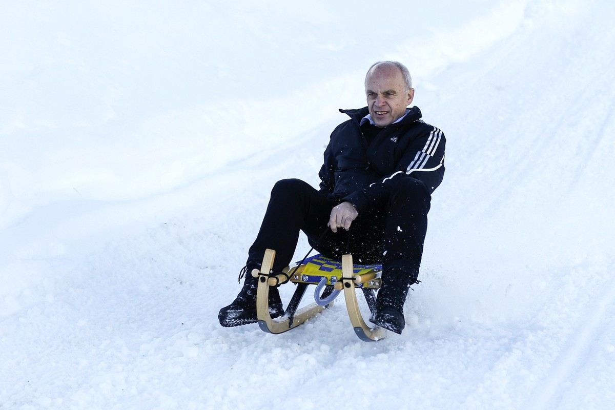 Bundesrat Ueli Maurer schlittelt zu Tal waehrend einem Medientreffen am Dienstag, 22. Dezember 2015 auf der Tschentenalp ueber Adelboden. Bundesrat Ueli Maurer hat am Dienstag an seiner Jahresmedienko ...