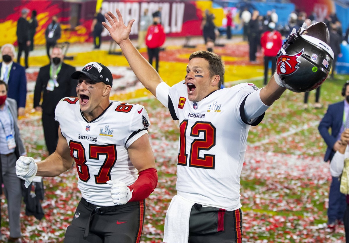 NFL, American Football Herren, USA Super Bowl LV-Kansas City Chiefs vs Tampa Bay Buccaneers, Feb 7, 2021 Tampa, FL, USA Tampa Bay Buccaneers quarterback Tom Brady 12 and tight end Rob Gronkowski 87 ce ...