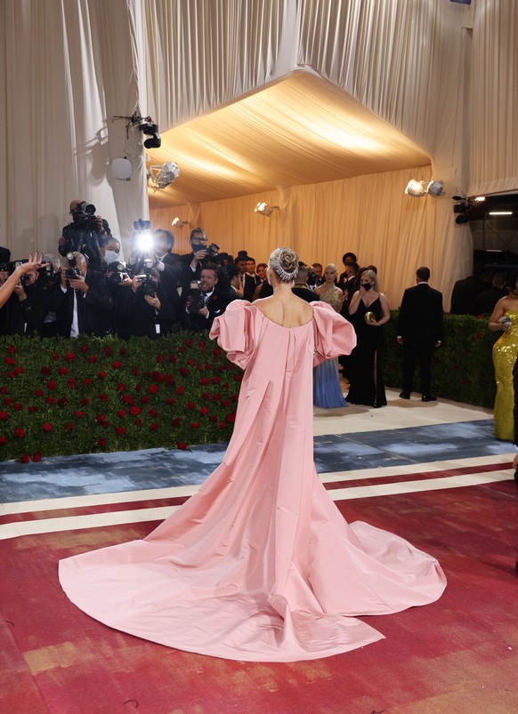 epa09923960 Molly Sims on the red carpet for the 2022 Met Gala, the annual benefit for the Metropolitan Museum of Art&#039;s Costume Institute, in New York, New York, USA, 02 May 2022. The event coinc ...