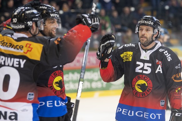 Berns Tristan Scherwey, Thomas Ruefenacht, und Andrew Ebbett, von links, jubeln beim 2:1, waehrend des Meisterschaftsspiels der National League zwischen dem SC Bern und dem Geneve-Servette HC, am Sams ...