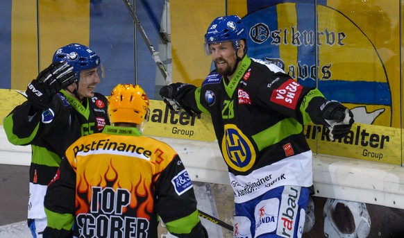 Der HC Davos in den ungewohnten schwarz-grünen Jerseys.