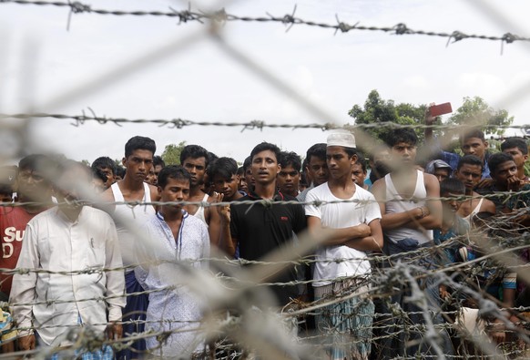 epa06969146 Rohingyas refugees gather near the fence at the &#039;no man&#039;s land&#039; zone between the Bangladesh-Myanmar border in Maungdaw district, Rakhine State, western Myanmar, 24 August 20 ...