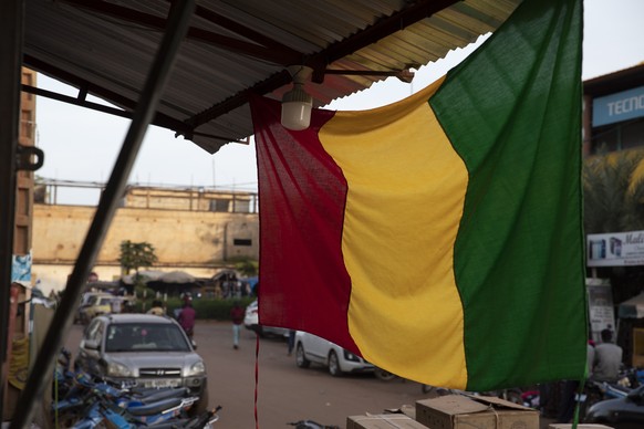 epa10214546 A Malian flag hangs from a shop on a street in central Bamako, Mali, 29 September 2022. An Economic Community of West African States (ECOWAS) delegation visited Bamako 29 September 2022 in ...