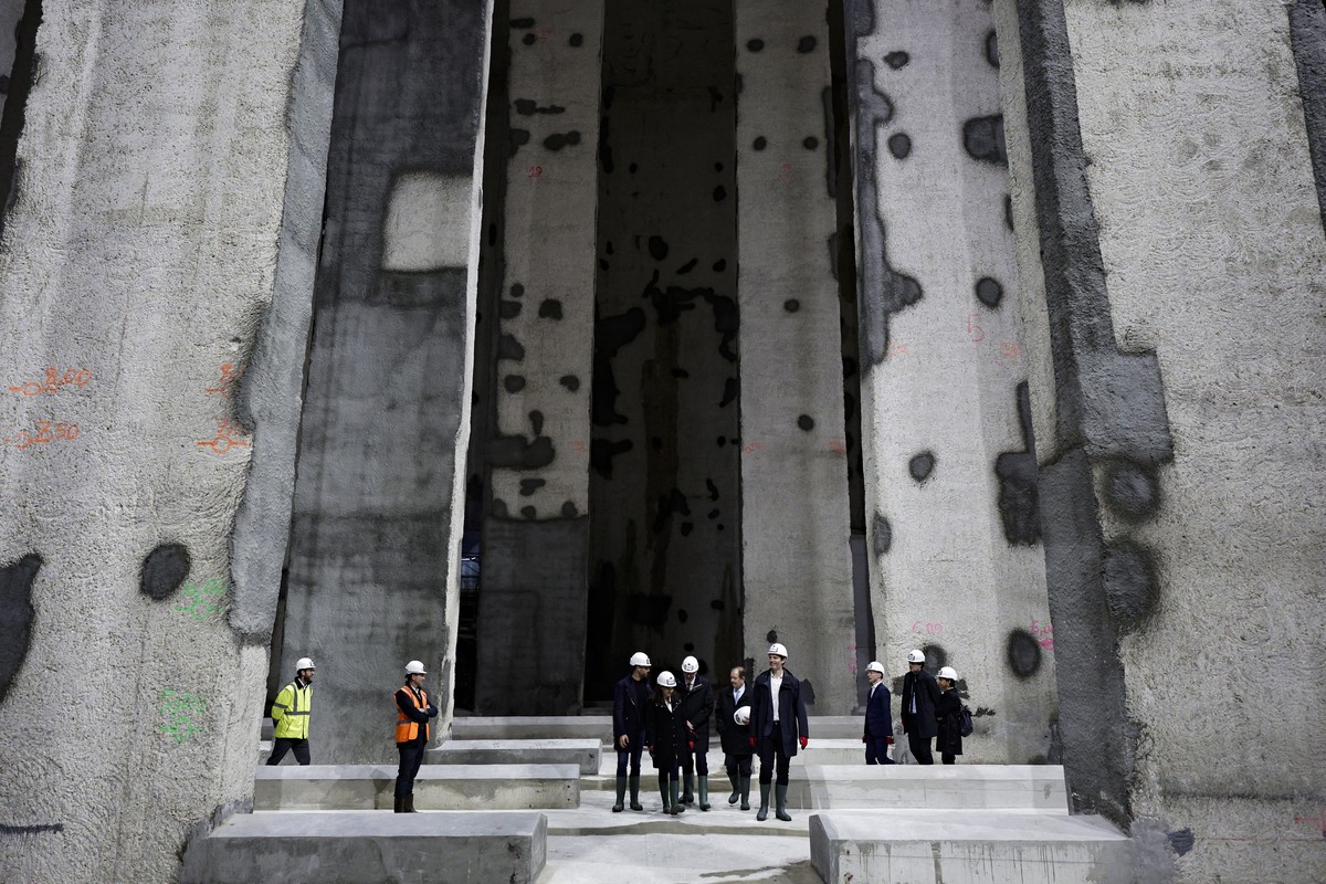 epa11313951 Paris' mayor Anne Hidalgo (C) and other officials attend the inauguration of the Austerlitz wastewater and rainwater storage basin, in Paris, France, 02 May 2024. The wastewater stora ...