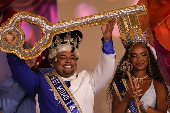 Carnival King Momo, Caio Cesar Dutra, holds the keys of the city he received from Mayor Eduardo Paes at a ceremony that officially kicks off Carnival in Rio de Janeiro, Brazil, Friday, Feb. 9, 2024. ( ...