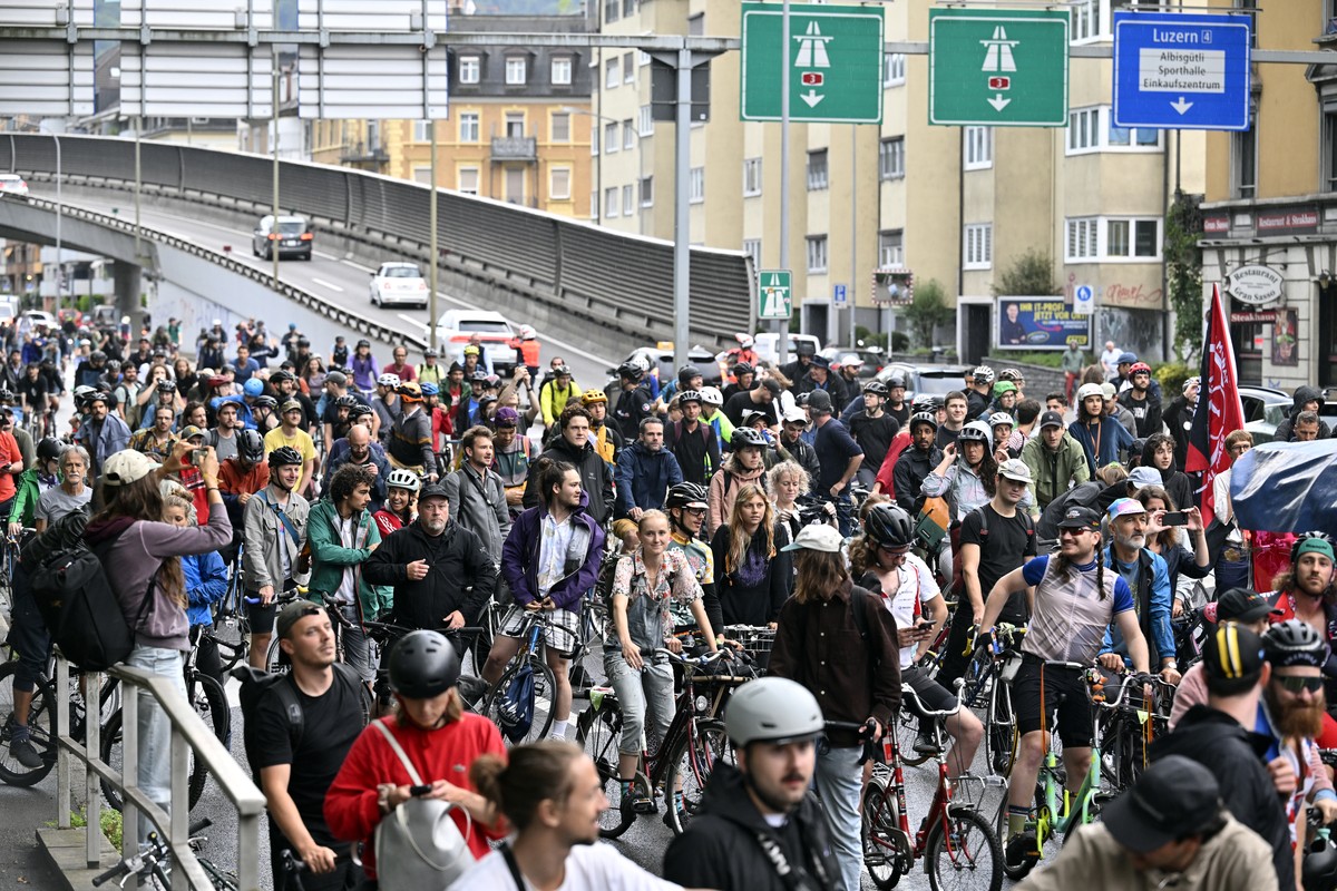 Teilnehmerinnen und Teilnehmer am Critical Mass in Zuerich am Freitag, 28. Juli 2023. (KEYSTONE/Walter Bieri)