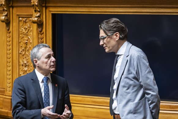 Bundesrat Ignazio Cassis, links, diskutiert mit Nationalrat und Bundesratskandidat Gerhard Andrey, GP-FR, rechts, an der Wintersession der Eidgenoessischen Raete, am Montag, 11. Dezember 2023 im Natio ...